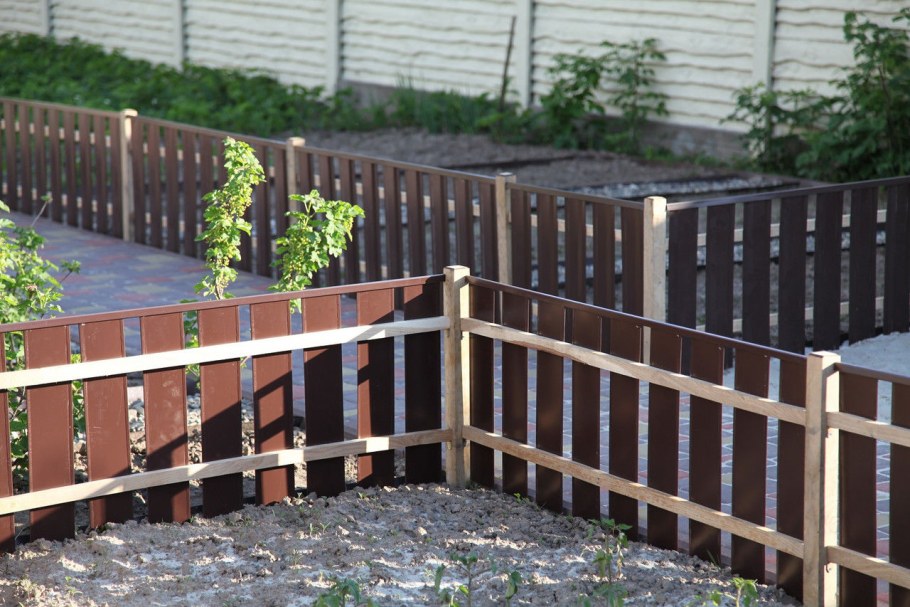 Декоративный забор из бревен