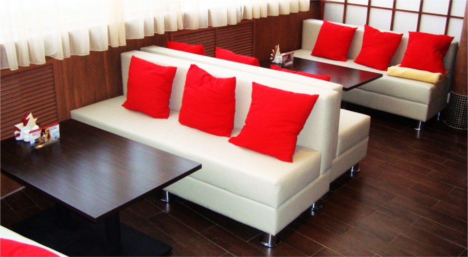 Диван для кафе с высокой спинкой