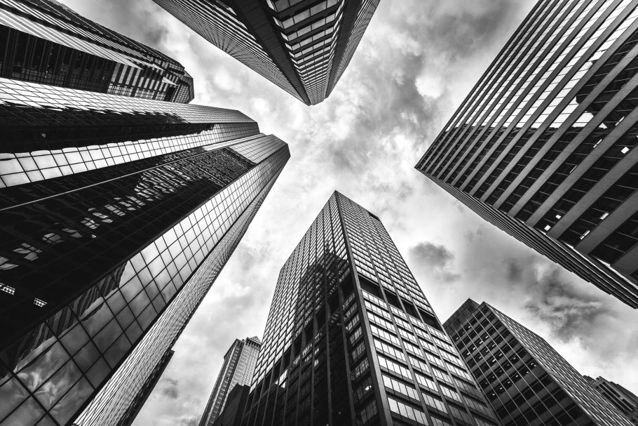 Высотки снизу вверх чб