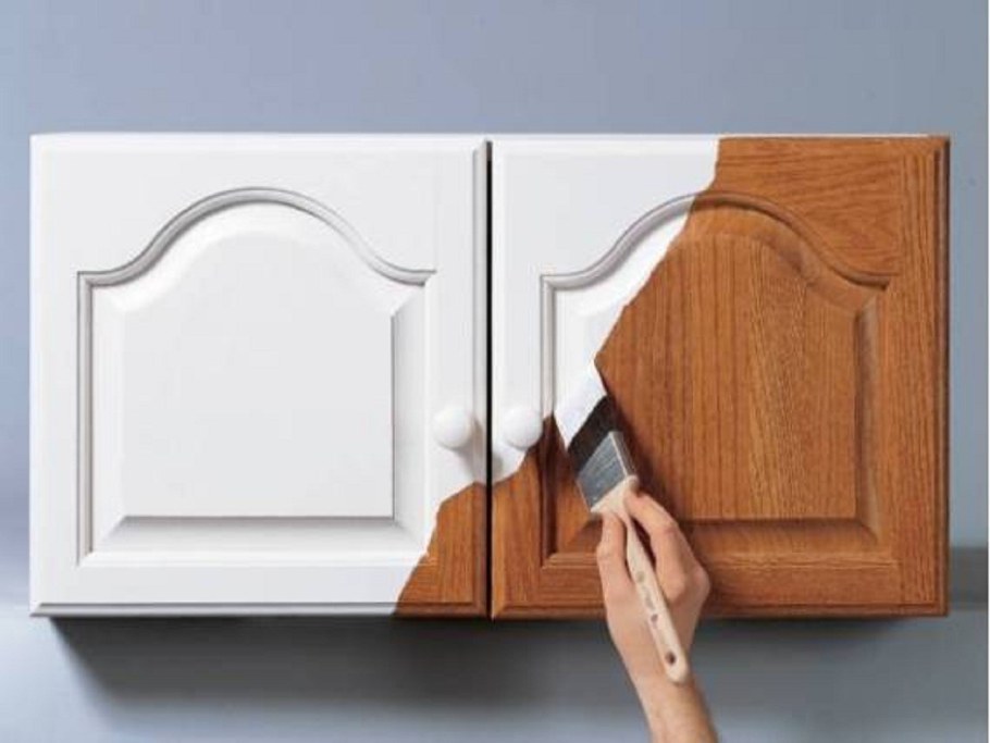 Перекраска кухонных фасадов из дерева