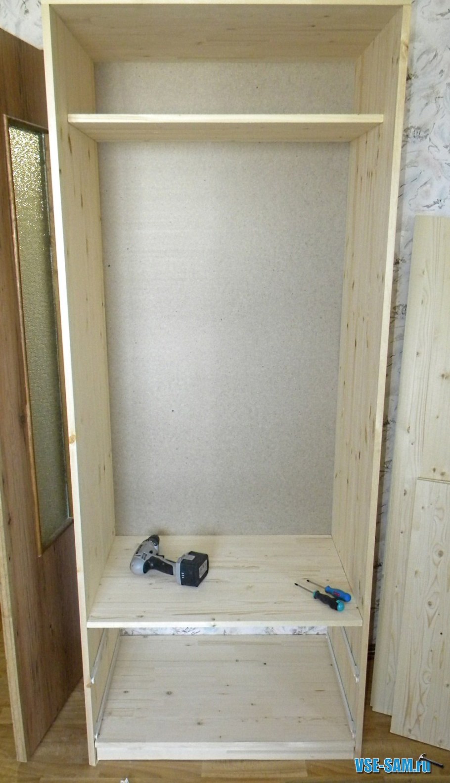 Шкафчик из мебельного щита
