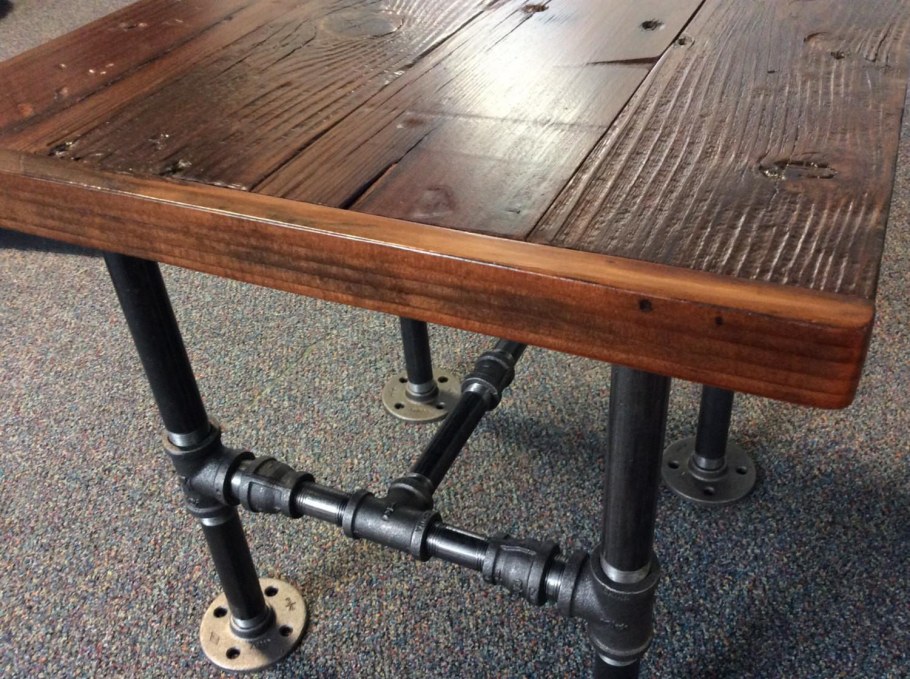 Стол из сантехнических труб