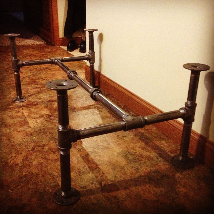 Стол из водопроводных труб