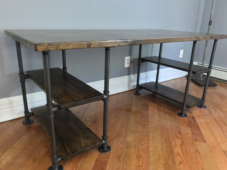 Стол из водопроводных труб