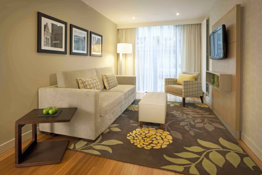 Обстановка комнаты с диваном