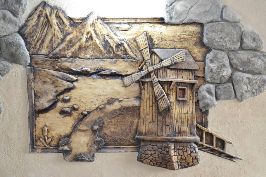 Панно из дерева и камней