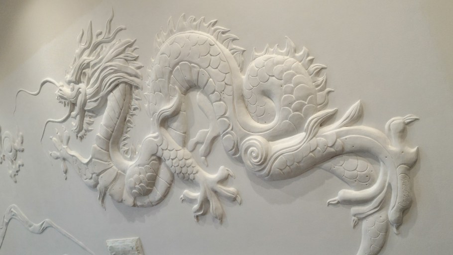 Лепнина дракон на стене