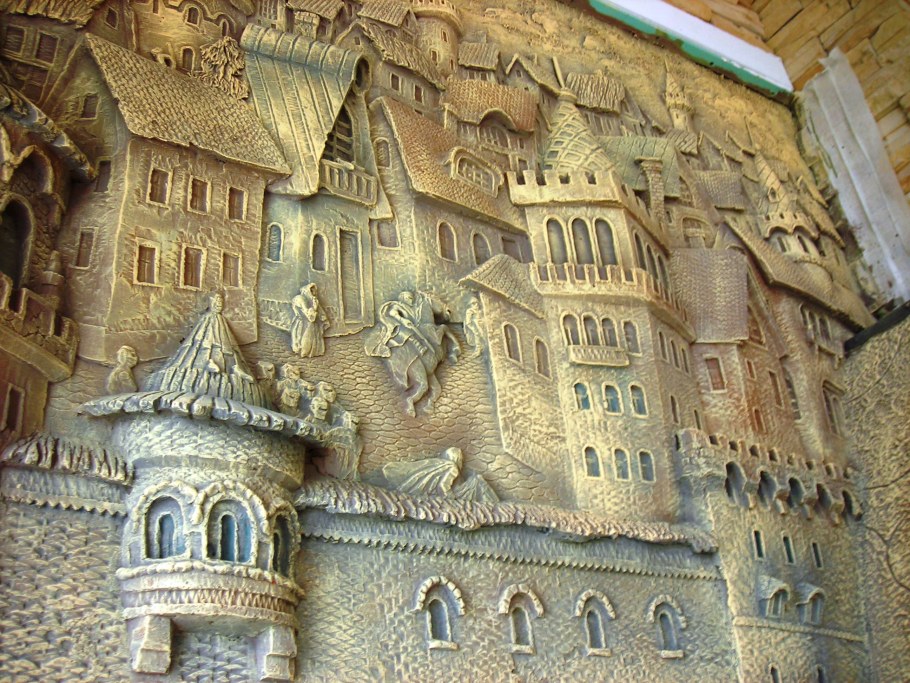 Барельеф замок на стене