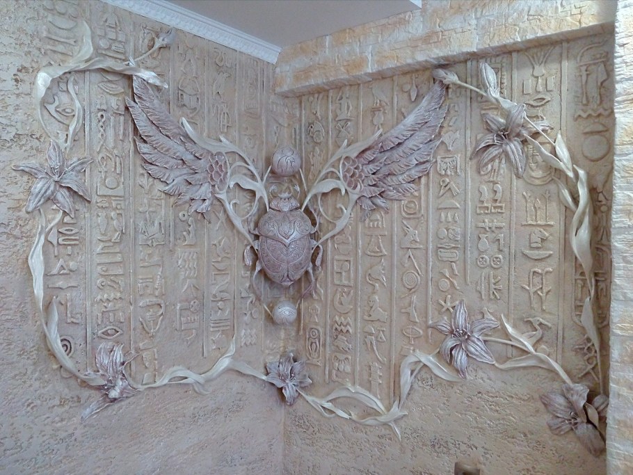 Античный барельеф на стене