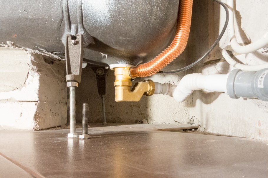 Канализация под ванной