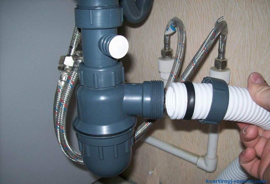 Канализационный слив под раковиной