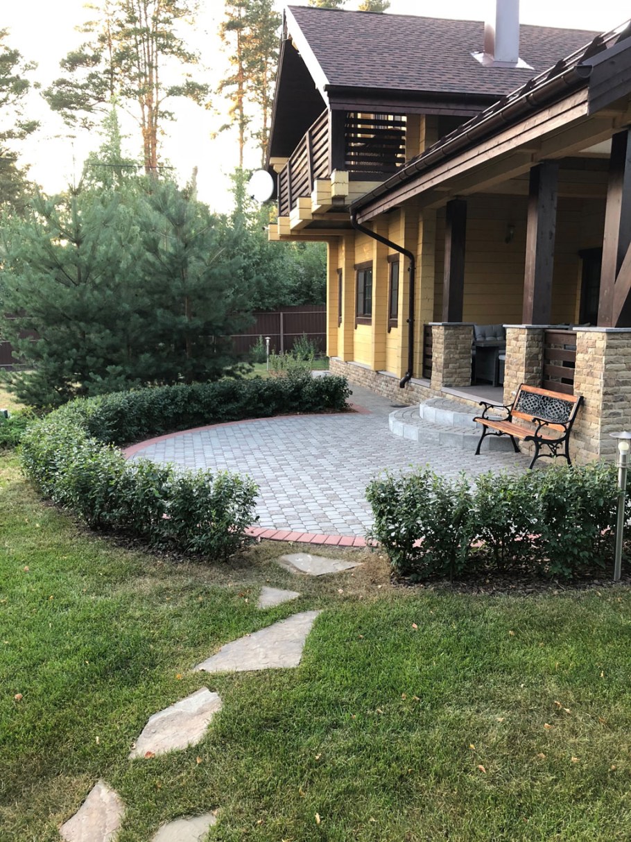 Площадка из брусчатки на даче