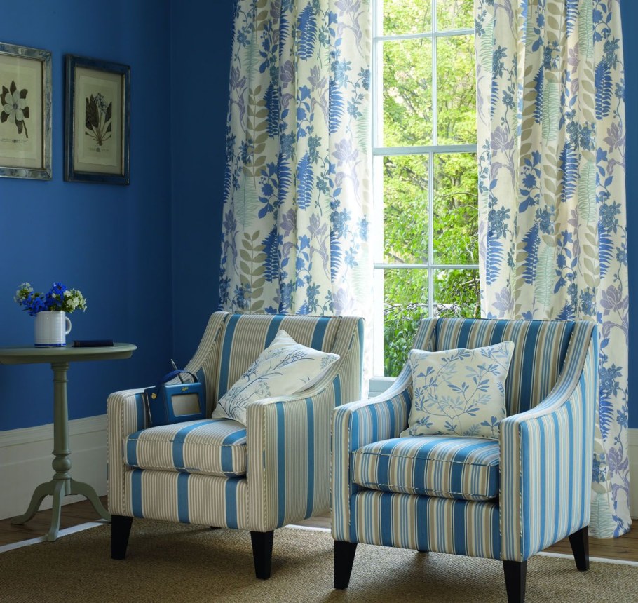 Ковер к синему дивану в интерьере