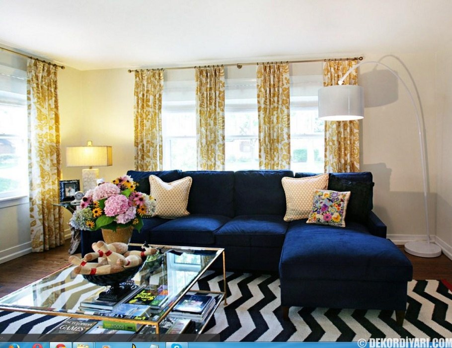 Синие шторы в интерьере гостиной