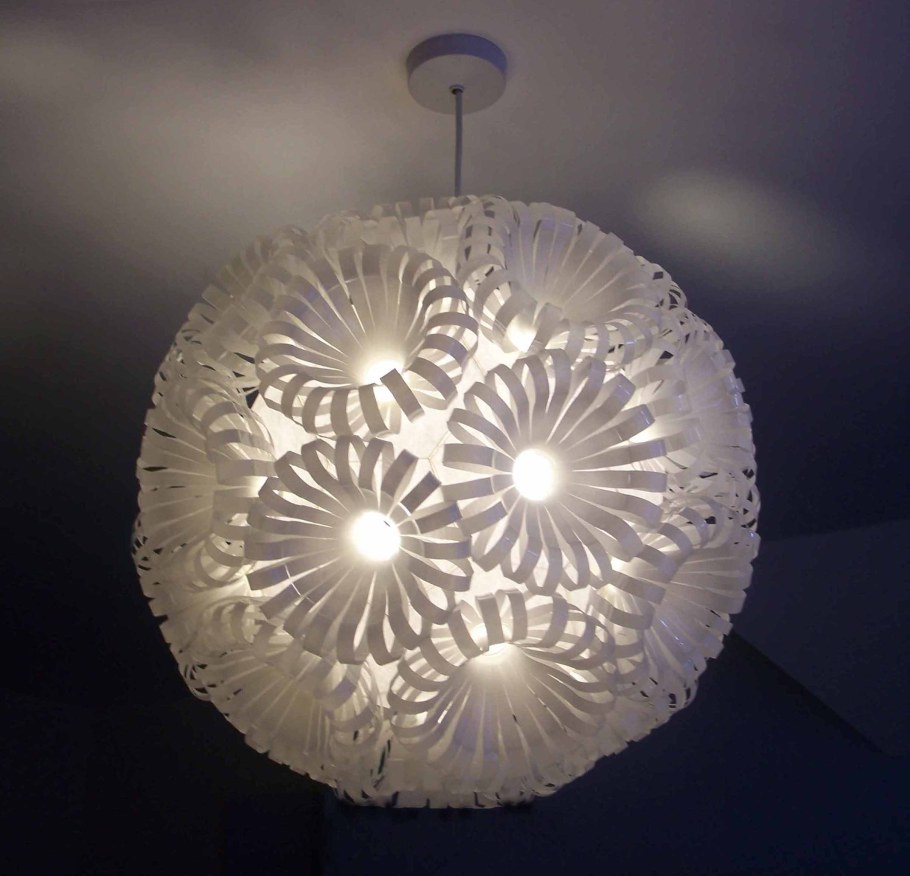 Люстра из пластиковых стаканчиков