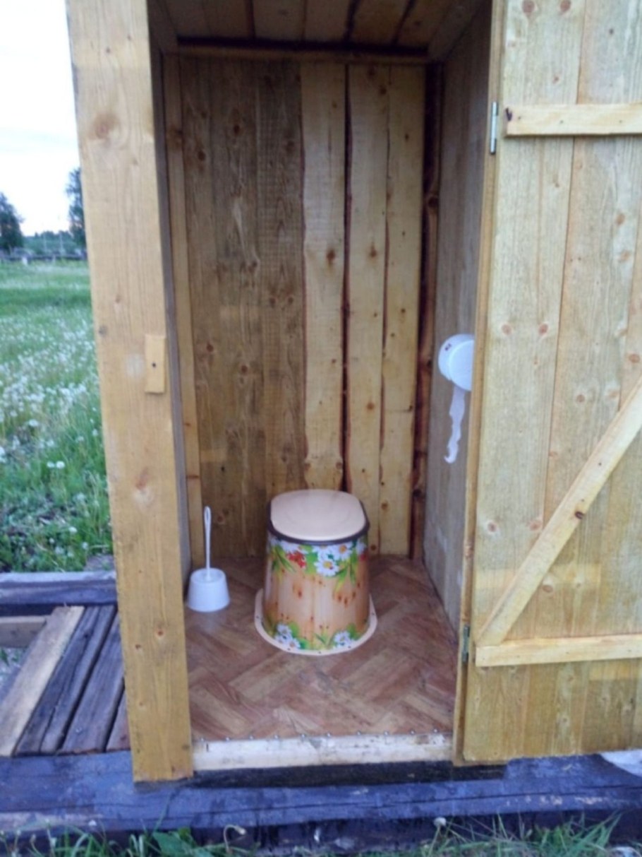 Дачный туалет с сидушкой