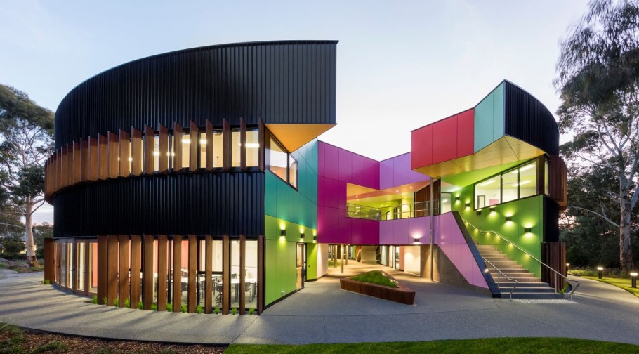 Украшение лестничных пролетов в детском саду