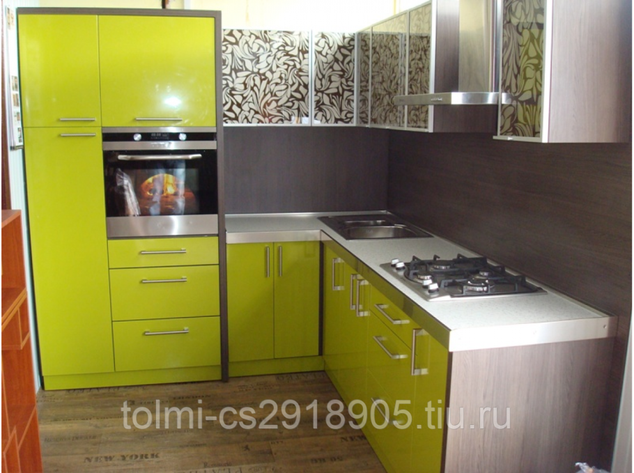 Угловая кухня с пеналом