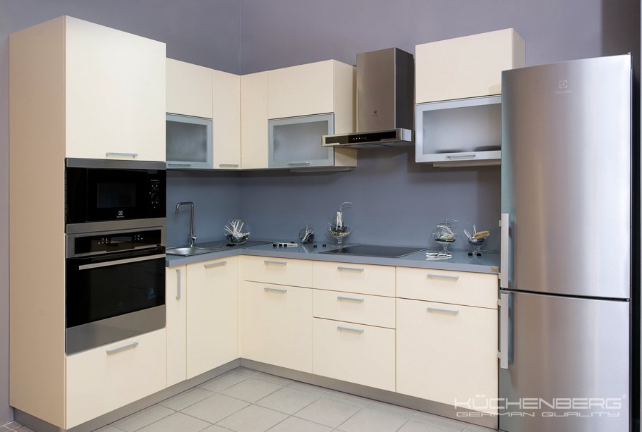 Угловая кухня с пеналом и холодильником