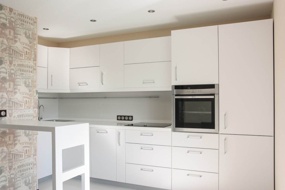 Белый кухонный гарнитур с пеналом