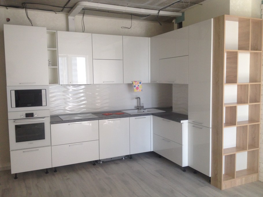 Угловой кухонный гарнитур с пеналом