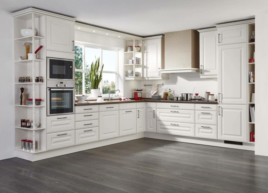 Светлая кухня угловая большая