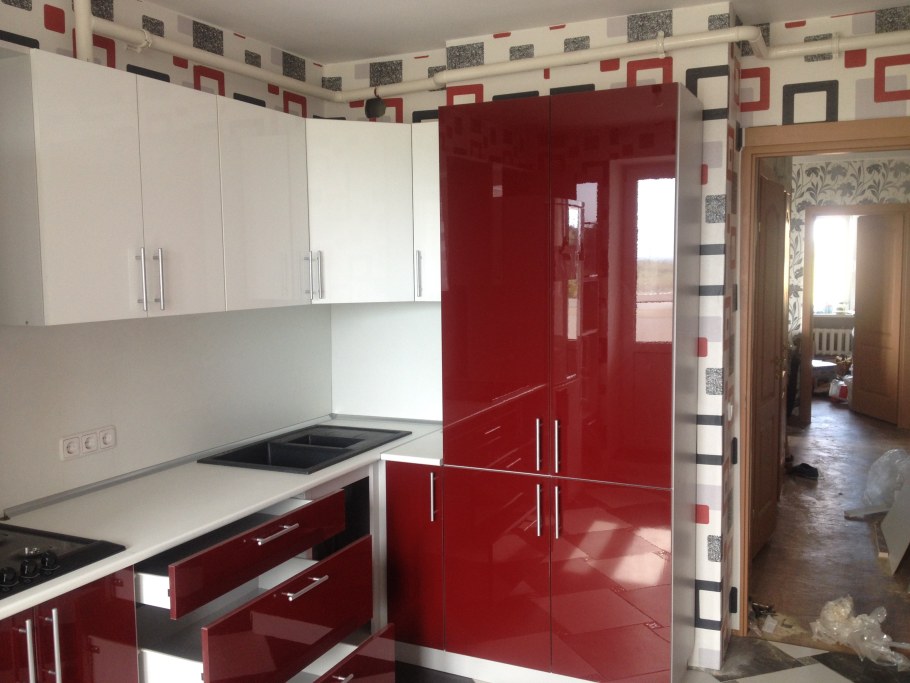 Угловая кухня с пеналом