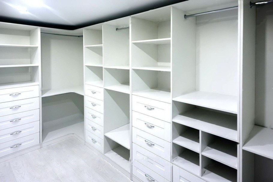 Гардеробная комната с встроенными шкафами