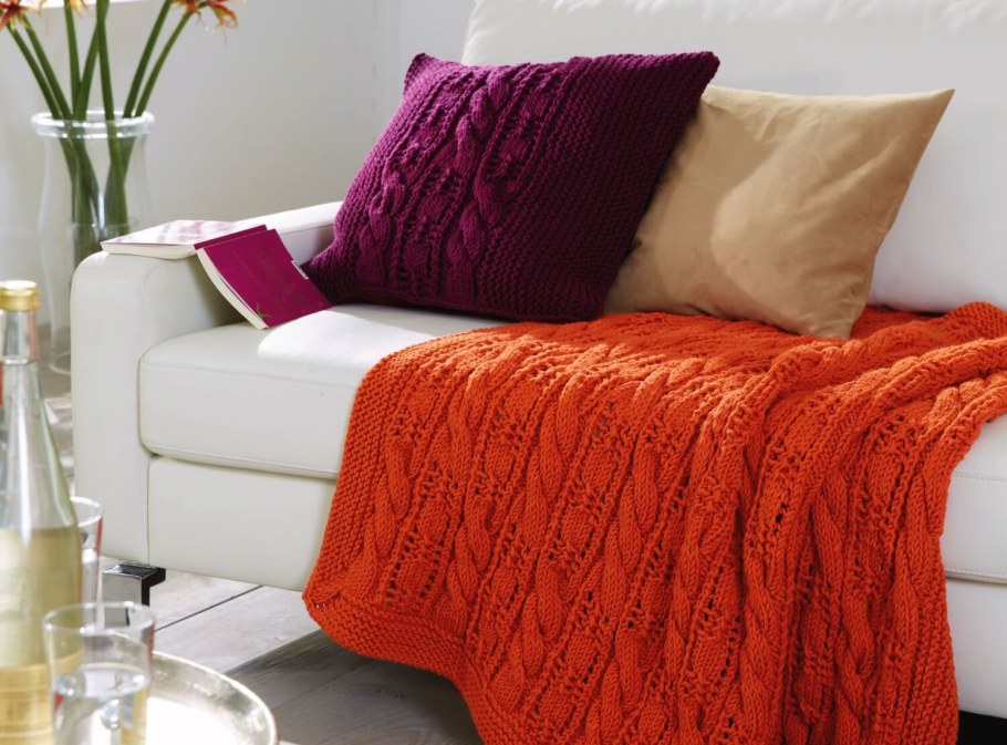 Вязаный плед в интерьере