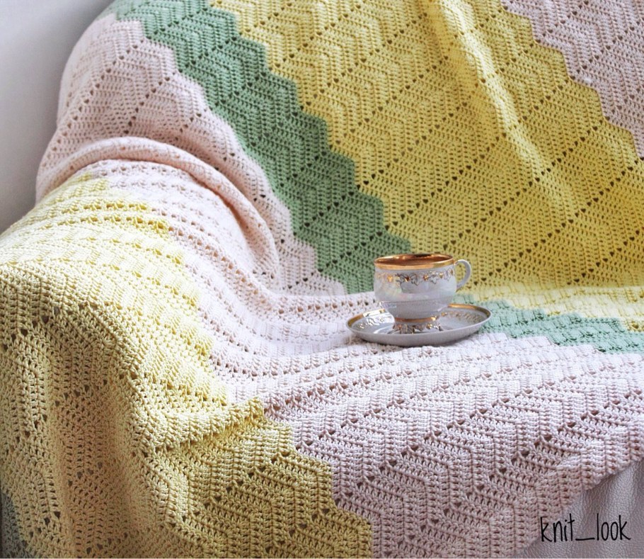 Вязаный плед на диван