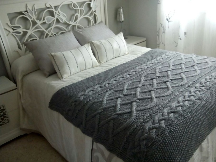 Вязаное покрывало на кровать