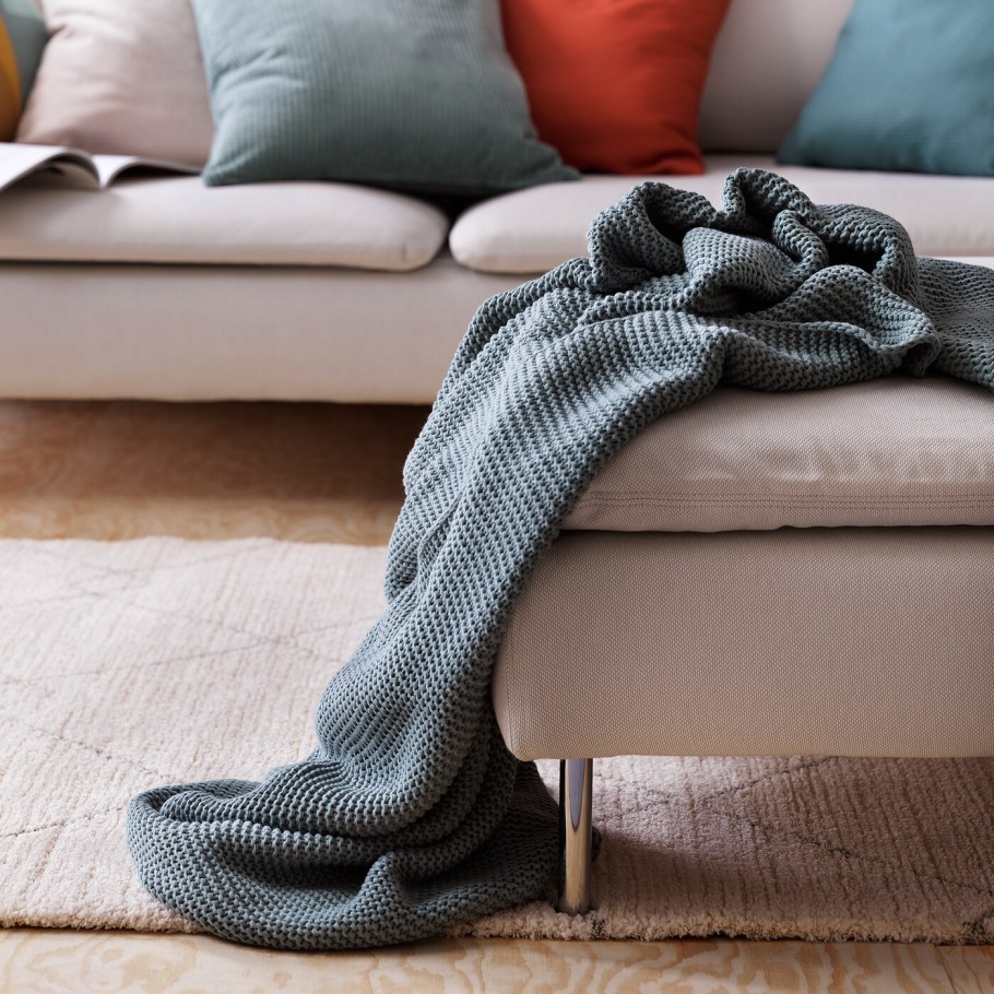 Вязаный плед на кровать в спальню