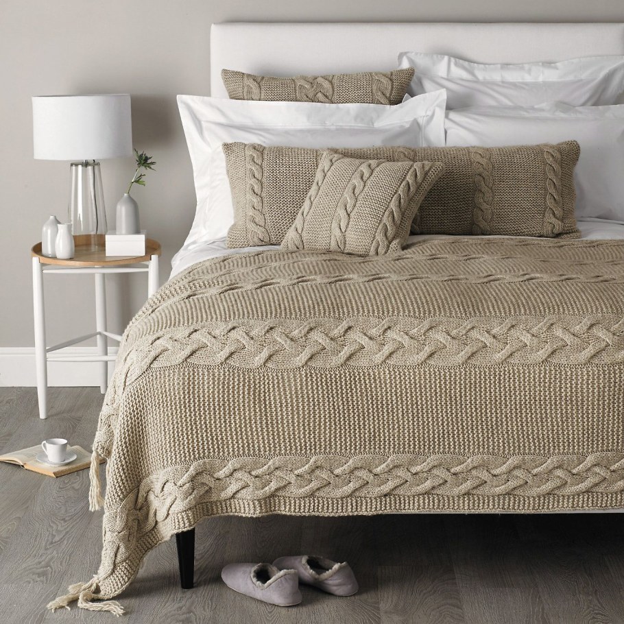 Вязаное покрывало на кровать