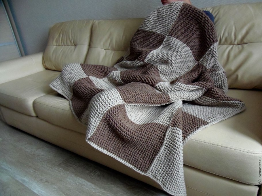 Вязаный плед на кресло