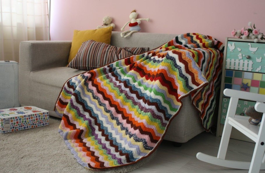 Плед из разноцветной пряжи