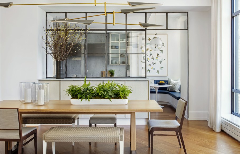 Окно между кухней и столовой