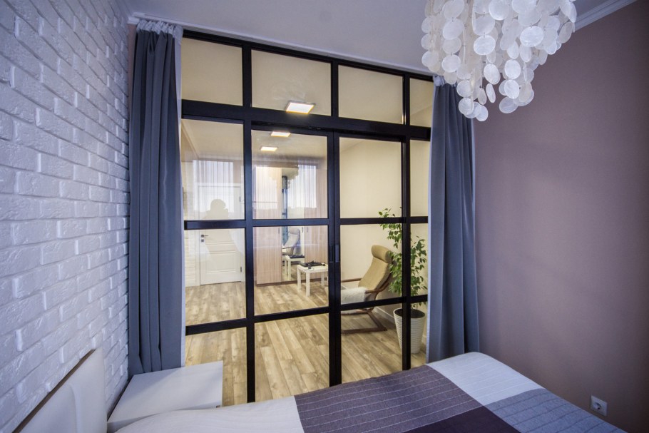 Витраж с подсветкой на стене