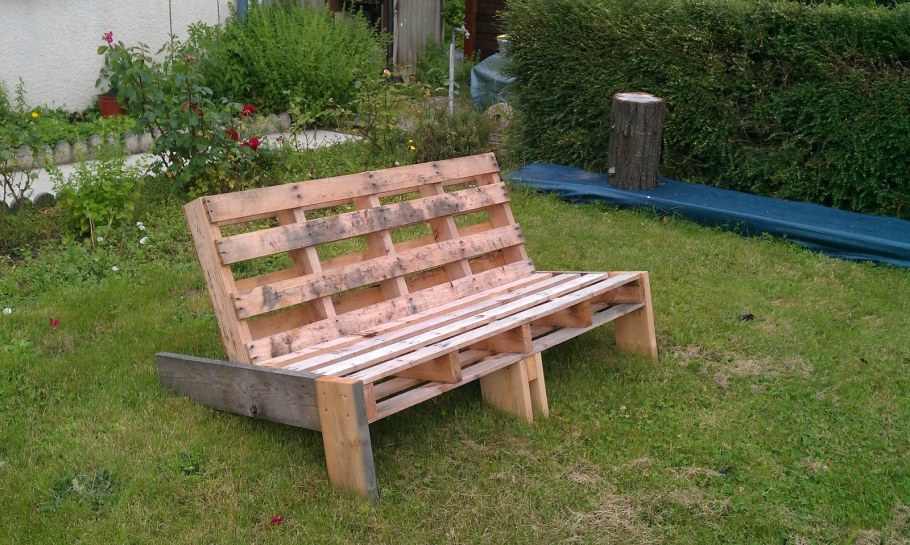 Скамейка из поддонов со спинкой