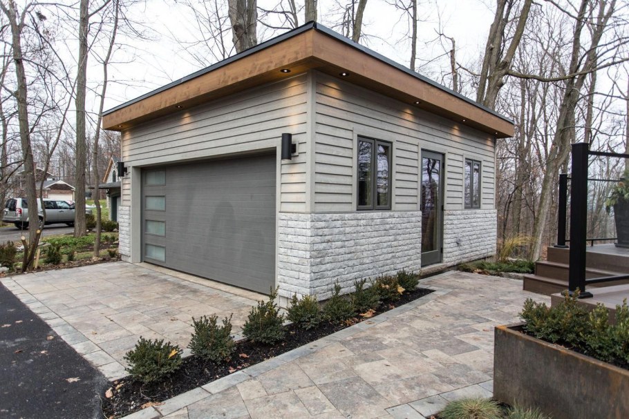 Кирпичный сарай с навесом