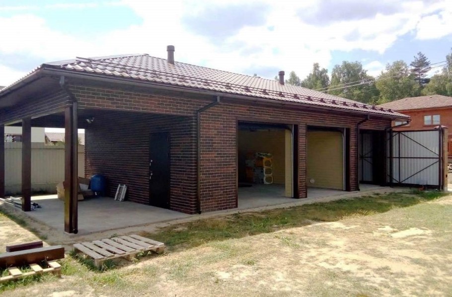 Машина в гараже