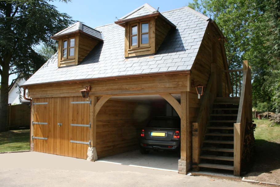 Красивый гараж из кирпича