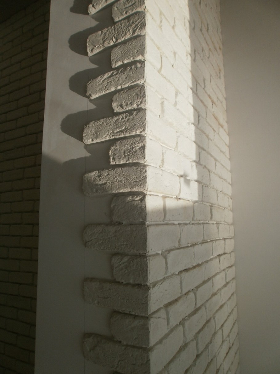 Выложить декоративный кирпич