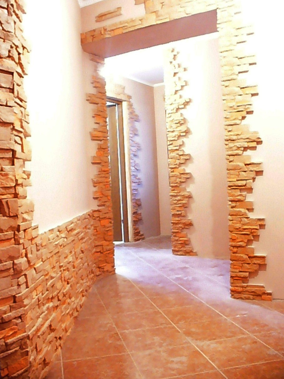 Арка из декоративного камня в прихожей