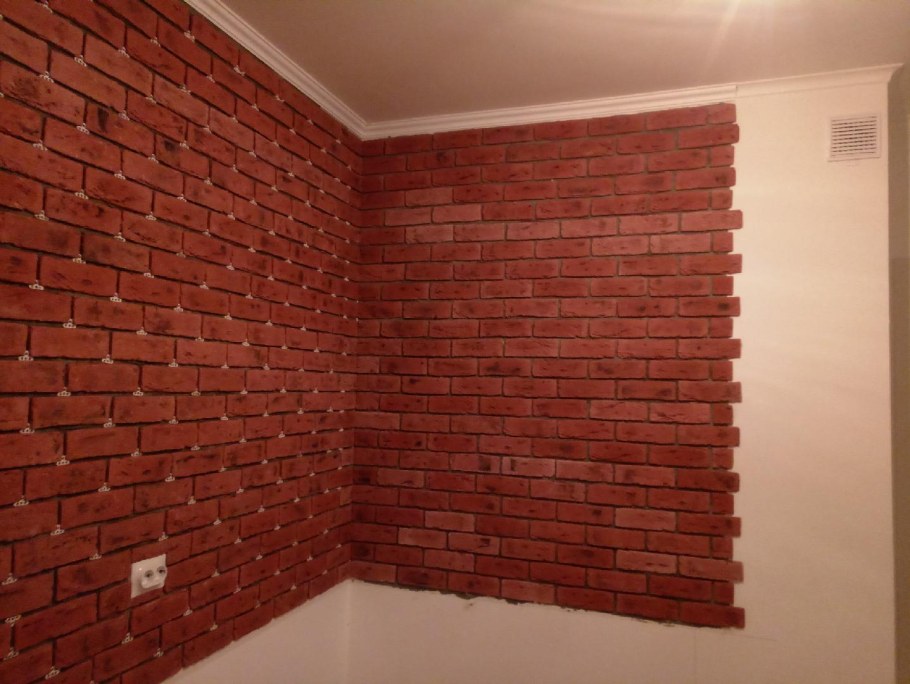 Отделка стен лоджии декоративным камнем