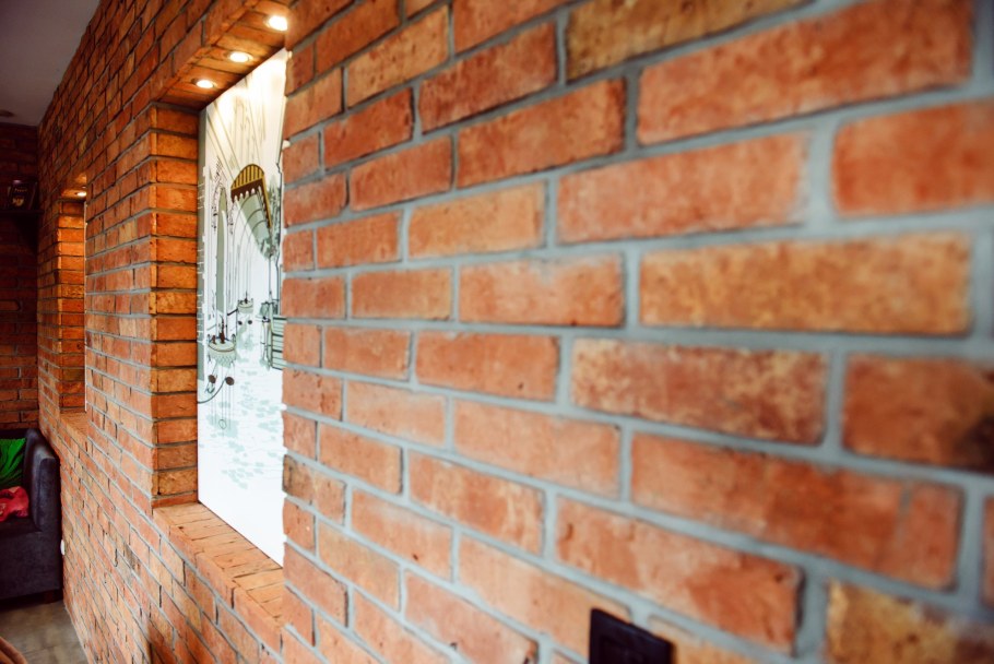 Декоративный кирпич у окна