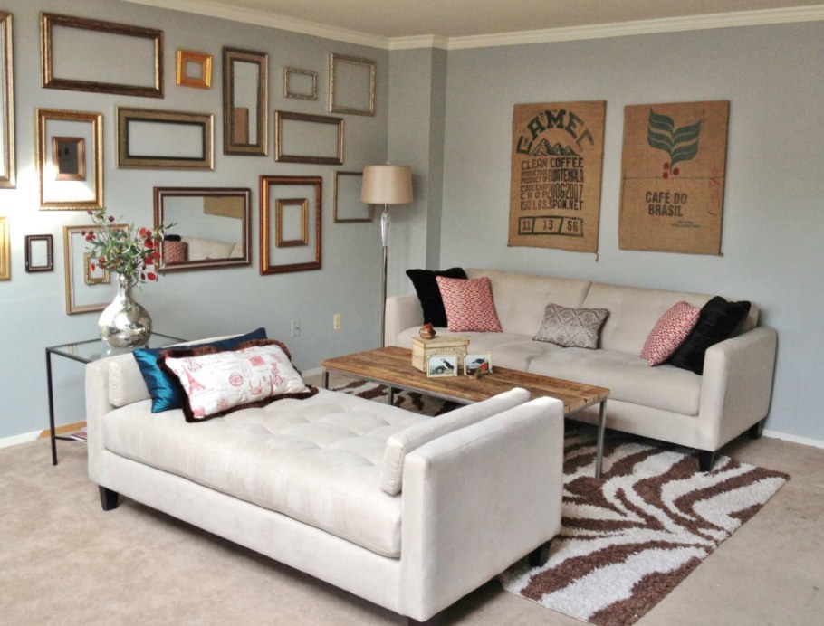 Интерьер комнаты с двумя диванами