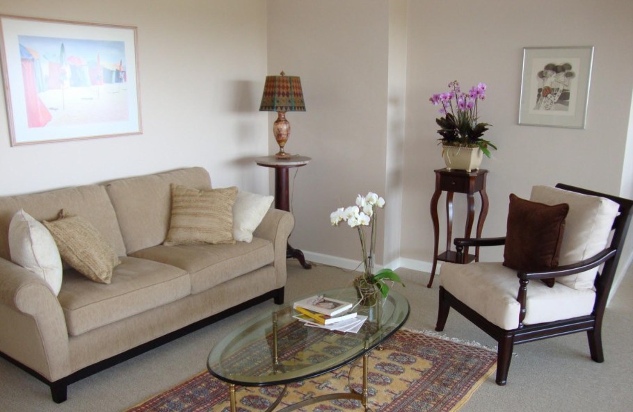 Маленькая гостиная с диваном и креслом