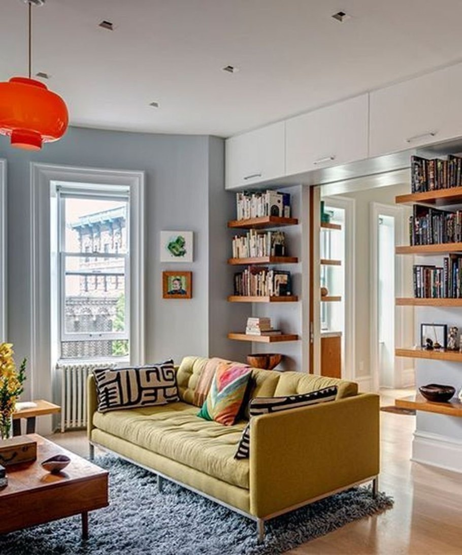 Диван посередине комнаты