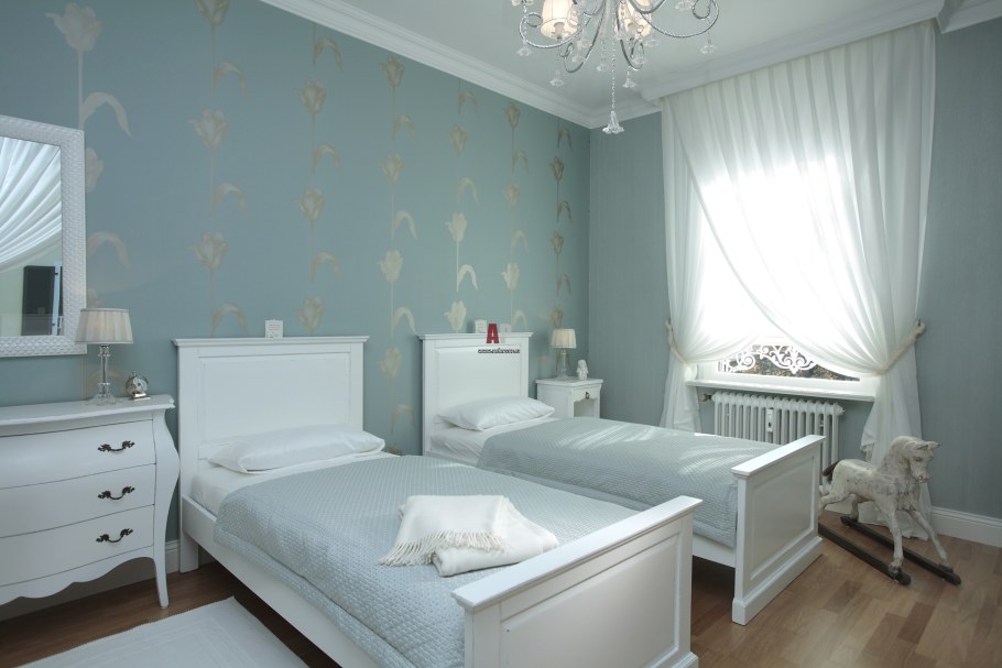 Бежево голубая спальня
