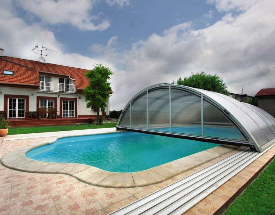 Крытый бассейн во дворе